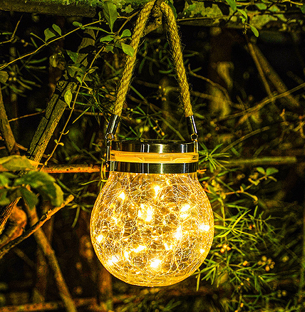 Използвайте добре лампите, захранвани със слънчева енергия, за да създадете топла и уютна атмосфера на балкона.