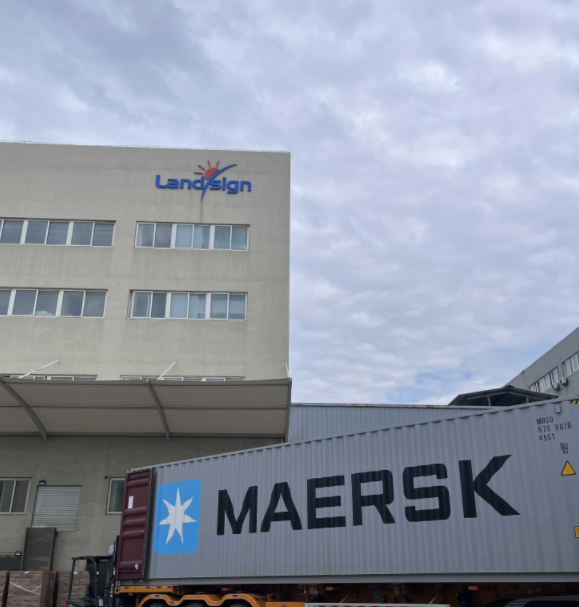 Зареждането на контейнери и пратката започва рано сутринта в Landsign