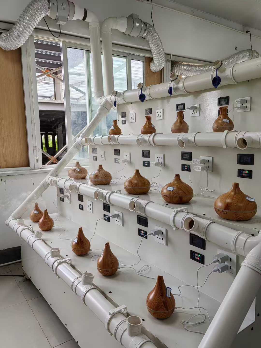 Тестът за стареене на дървения ароматен дифузер е в ход